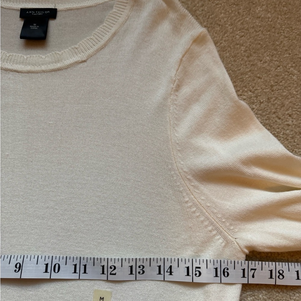 Ann Taylor Knit Scalloped Trim Lightweight Sweater Ivory Size M NWOT - Picture 2 of 11
